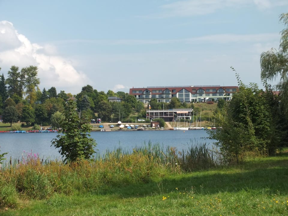 Blick vom See auf das Hotel Hochwälder Wohlfühlhotel