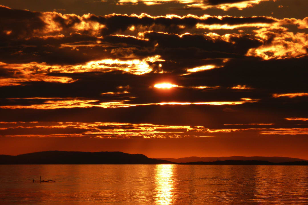 Sonnenuntergang von der Liegewiese aus gesehen Hotel-Restaurant Schwedi