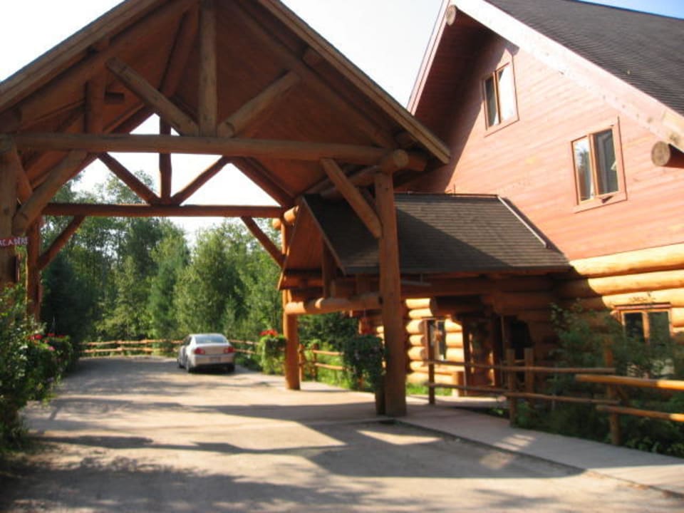 Anfahrt vor dem Hotel Hotel Sacacomie