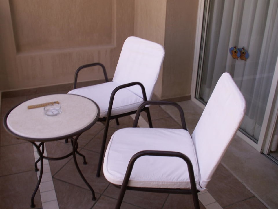 Balkon mit den blütenweiß gepolsterten Stühlen TUI MAGIC LIFE Kalawy