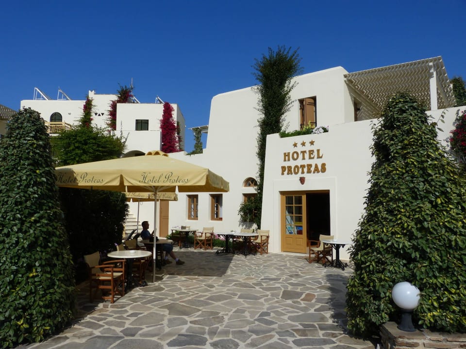 Ansicht von der Straße Proteas Hotel & Suites