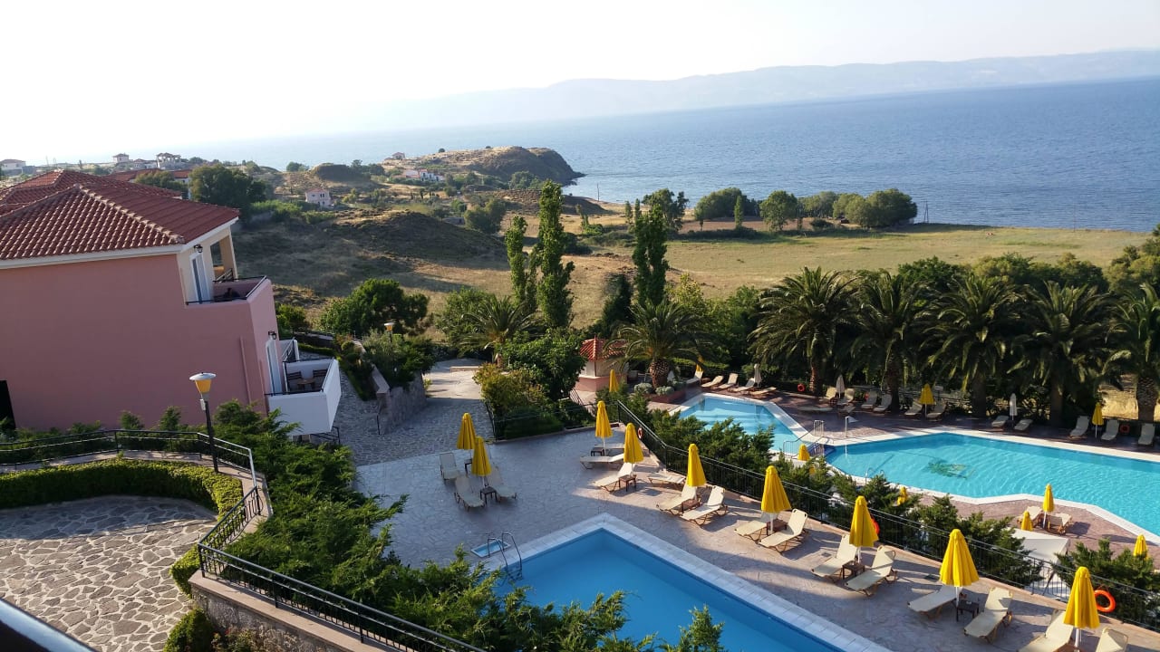 Beide Pools mit einigen Zimmern Hotel Sunrise Resort