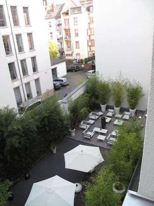 Zicht vanaf kamer 209 op de binnentuin Hotel The Pure