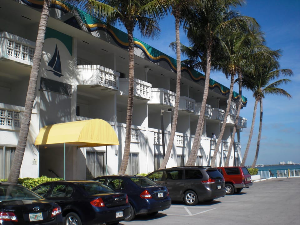 Das Hotel vom Parkplatz aus. North Bay Inn Miami