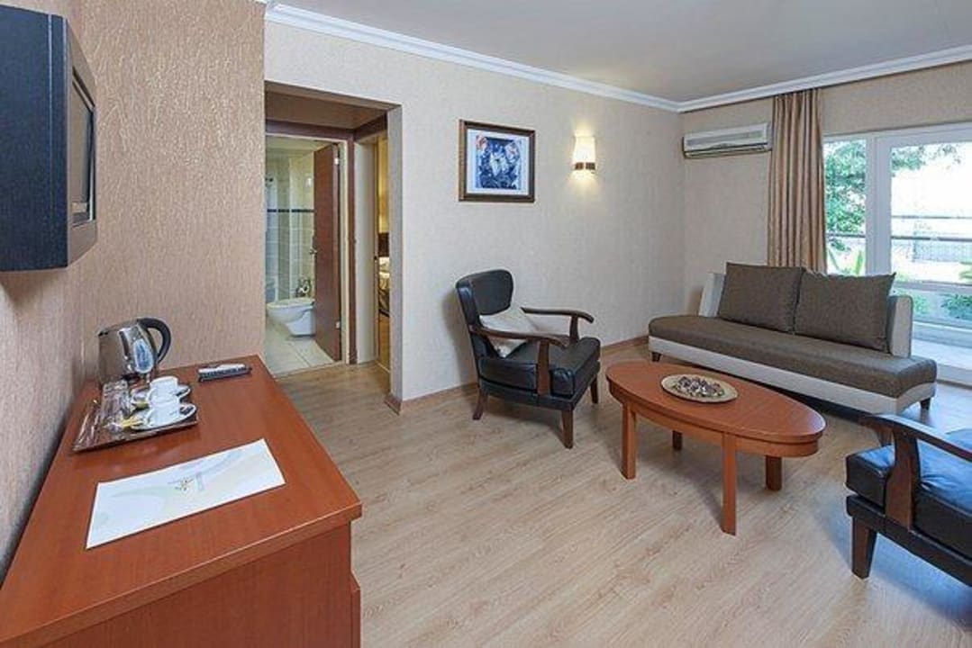 Family Room Lounge Julian Club Hotel