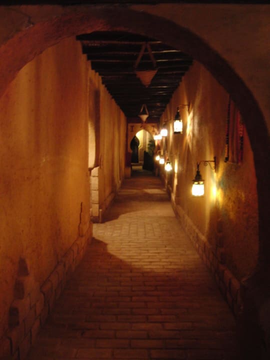 Überdachter Gang nächtlich beleuchtet Hotel Kasbah Mohayut