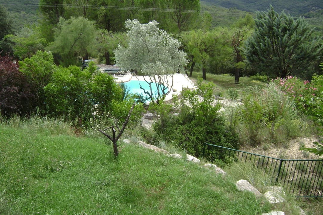 Blick vom Garten auf den Pool Hotel La Magnanerie De Bernas