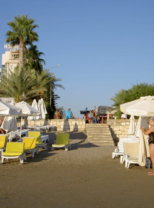 Treppe zum Strand ohne Handlauf Side Bay Hotel
