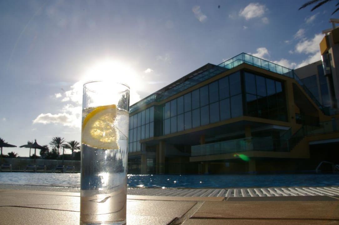Hotelpool mit coolem Getränk SBH Club Paraiso Playa