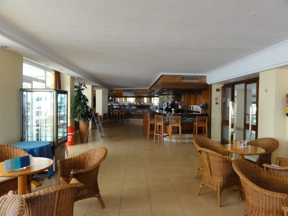 Blick an die Bar Sabina Hotel & Suites
