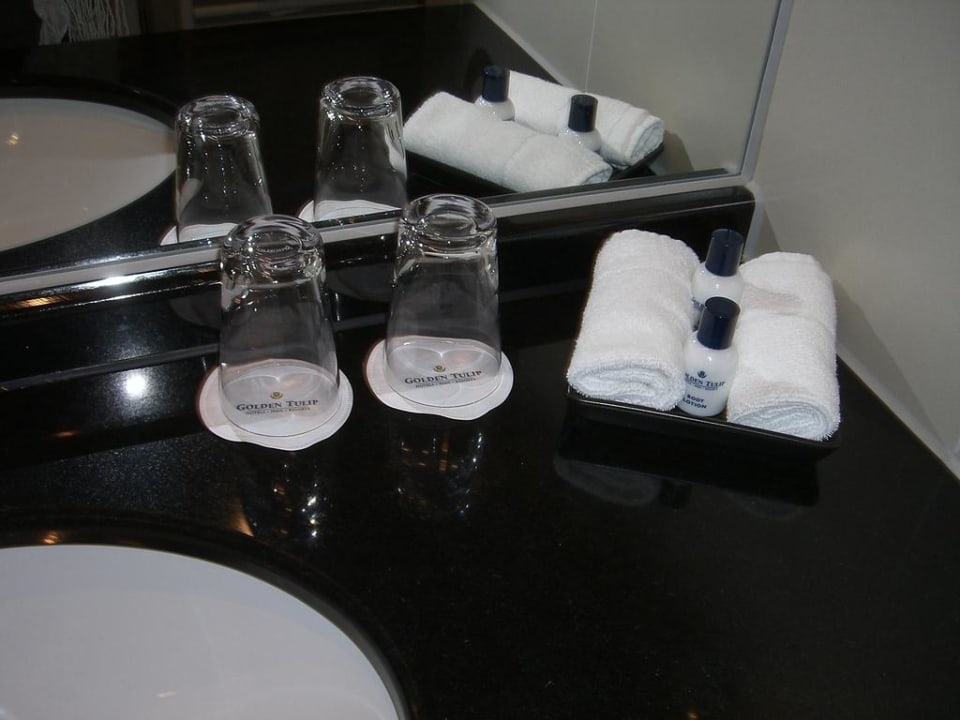 Pflegeprodukte im Bad  elaya hotel hamburg finkenwerder