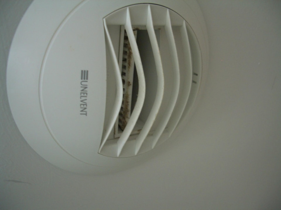 Verschmutzung der Entlüftung in der Dusche Iberostar Waves Bahia de Palma