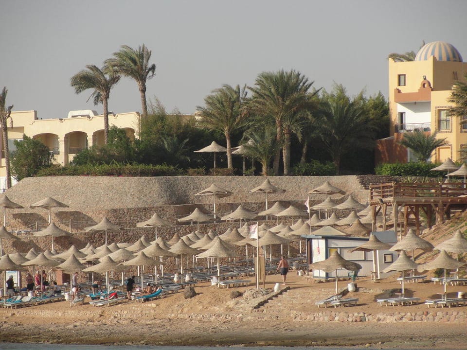 Widok z pomostu na plażę. Hotel Nubian Village