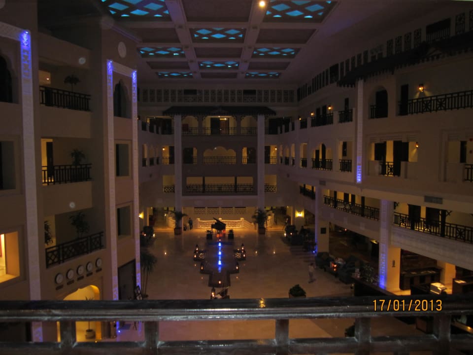 Blick von oben auf die Rezeption und Lobby Steigenberger ALDAU Beach Hotel
