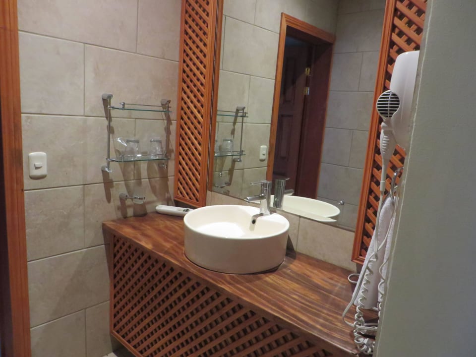 Waschtisch von Dusche und WC getrennt Hotel Ficus Sunset Suites