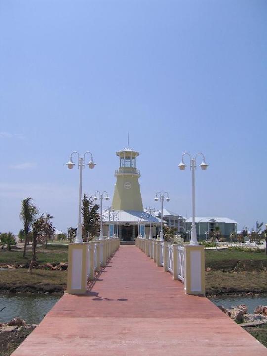Weg vom Hauptgebäude über den Steg zum Leuchtturm Fiesta Americana Punta Varadero