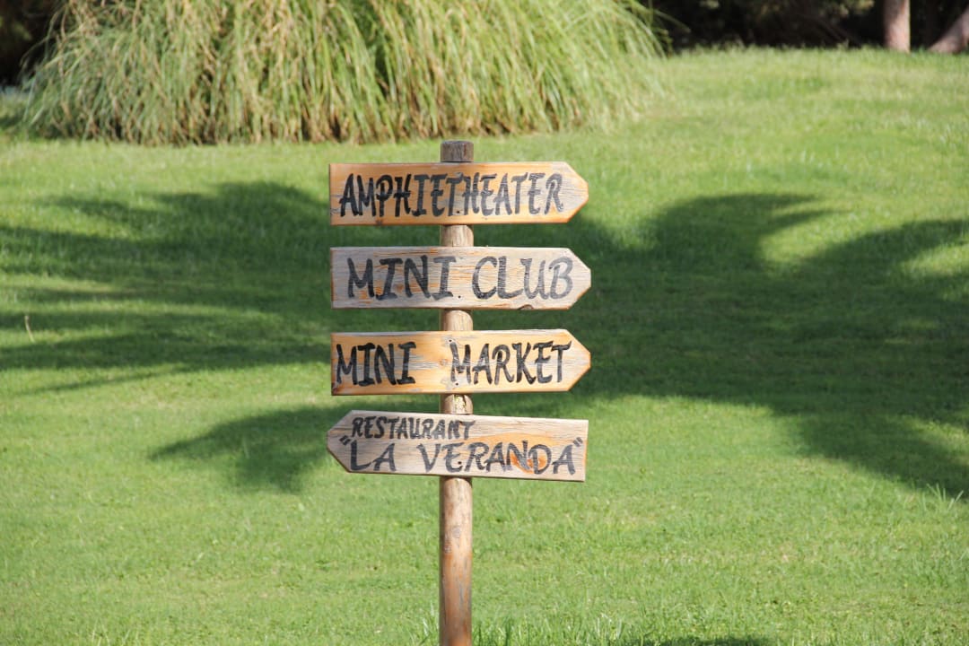 Oznakowanie kierunków ruchu po ogrodzie Anissa Beach & Village