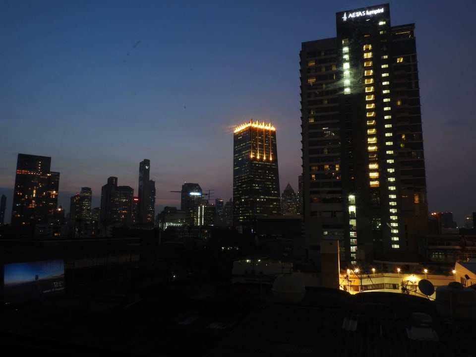Bangkok at night Pinnacle Lumpinee Park Hotel