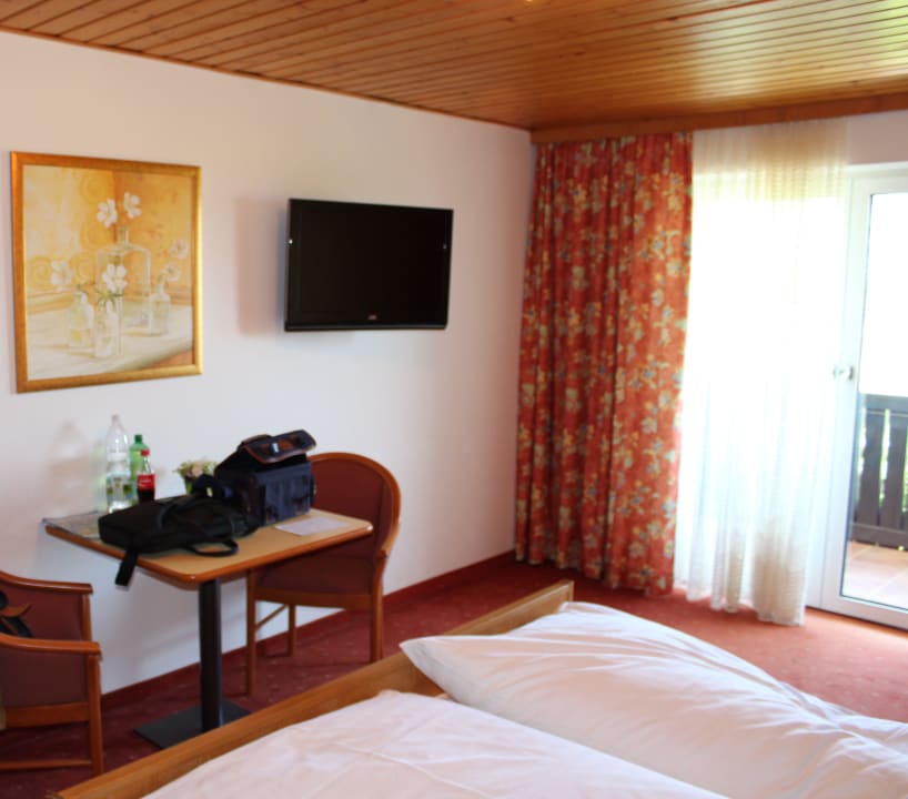 Tisch und Flatscreen Hotel Schneeweiß