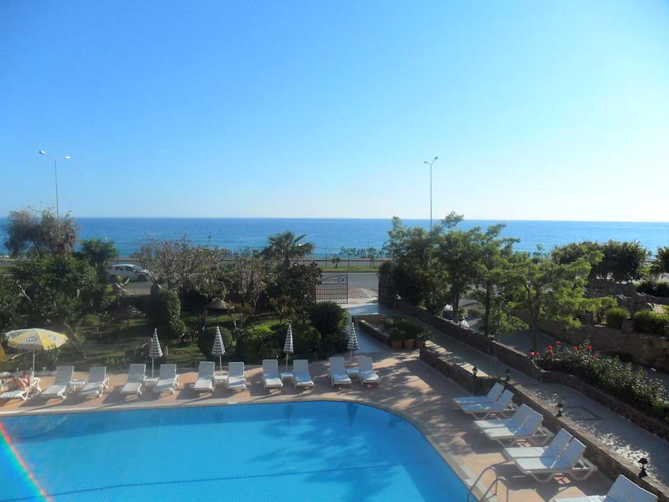 Poolanlage und Liegen Şevki Bey Hotel