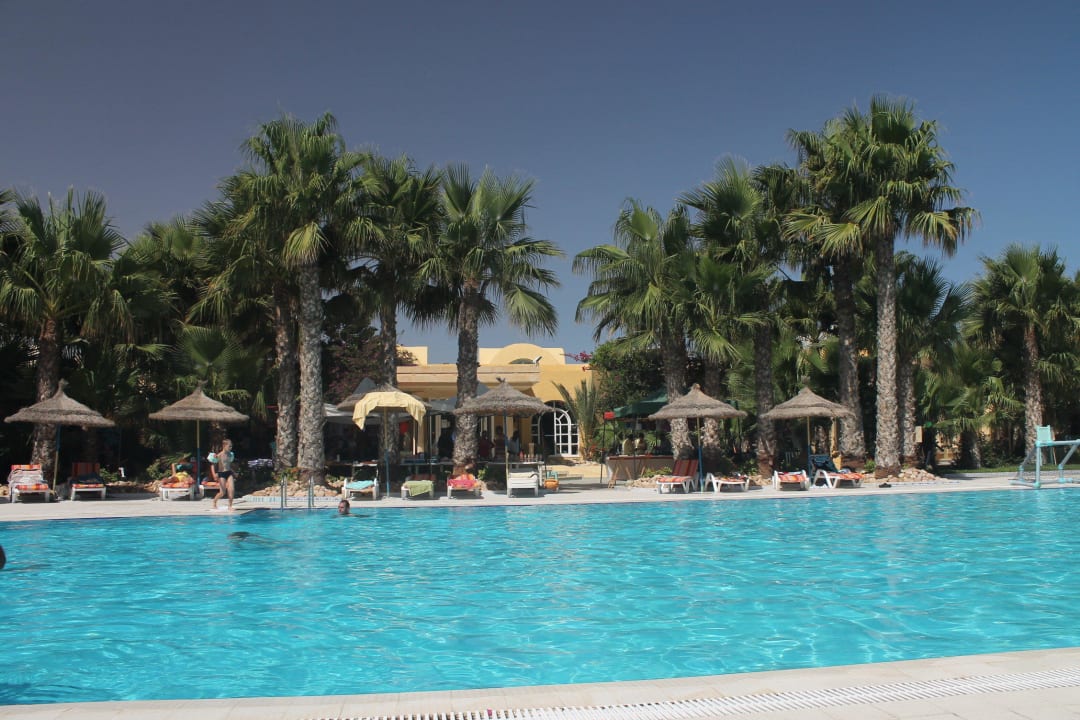 Główny basen z restauracja w tle The Ksar Djerba Charming Hotel & SPA