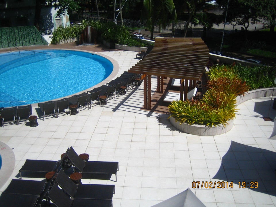 Pool mit überdachtem Bereich für die Liegen Wish Hotel da Bahia