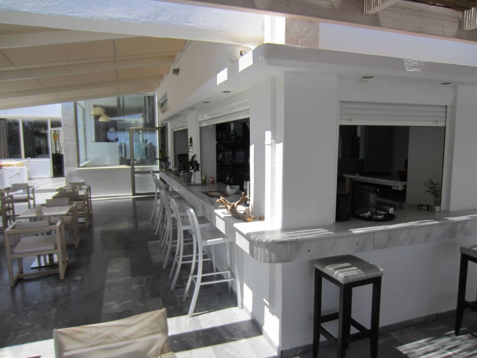 Widok baru z zewnatrz Hotel Kakkos Bay