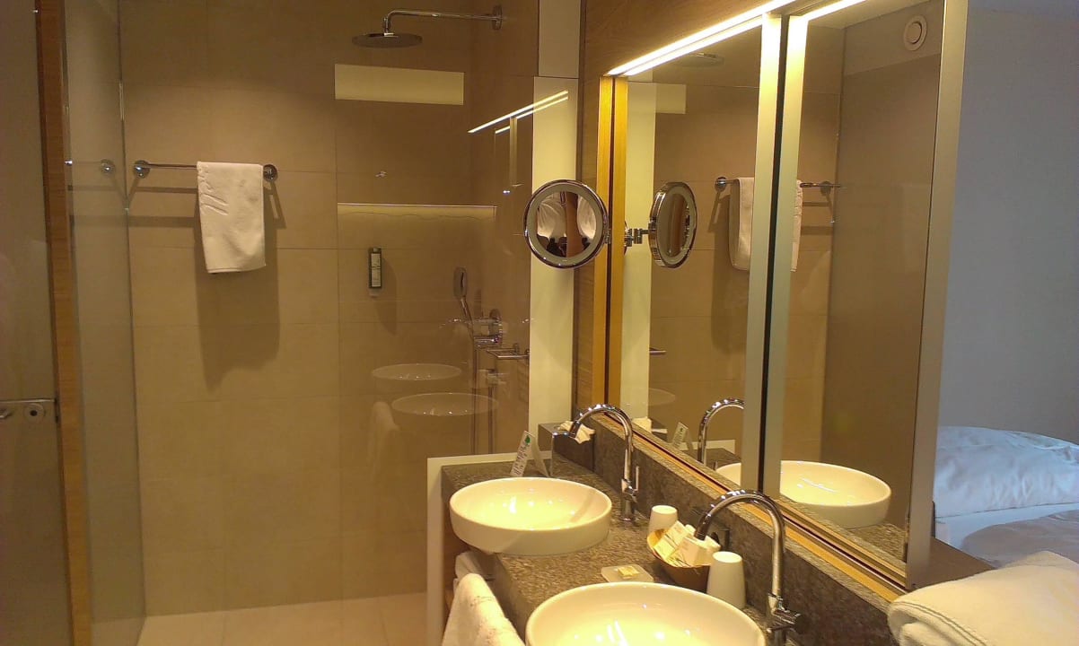 Zwei Waschbecken, große Dusche, extra Toilette... Mawell Resort
