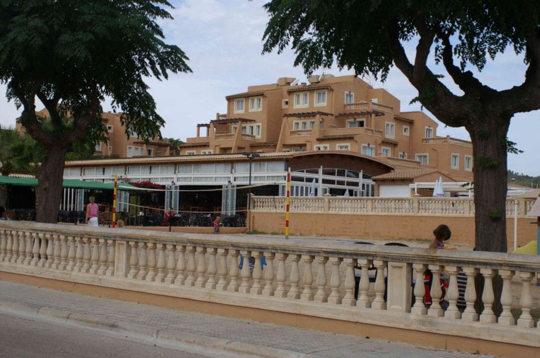 Hinteransicht mit teilweise Spielplatz Aparthotel Ciudad Laurel