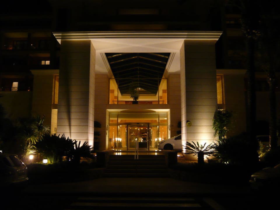Haupteingang bei Nacht Hipotels Hipocampo Palace & Spa