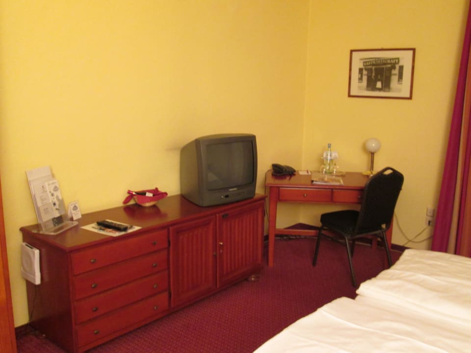 Schrank, Ablage, TV im Zimmer INVITE Hotel an der Kaiserburg