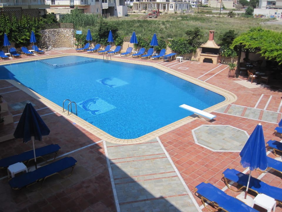 Bazén, v pravo bar a gril Hotel Christina Beach