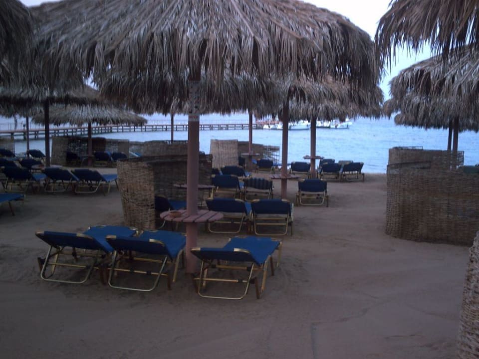 Strand mit Liegen Jaz Makadina