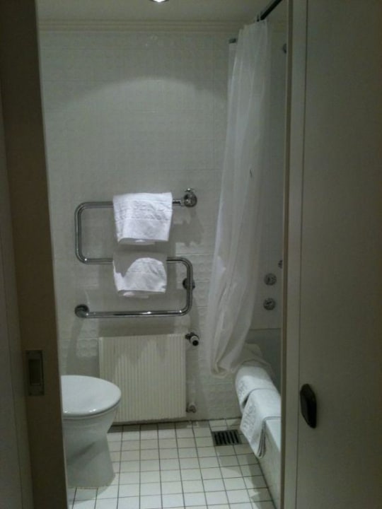 Bad - alles sehr alt... Steigenberger Hotel Bad Neuenahr