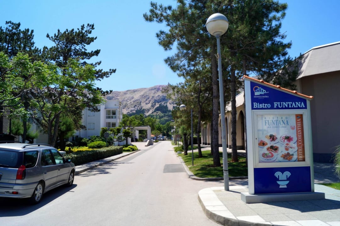 Hotel von aussen gesehen (Strassenseite) Hotel Baska