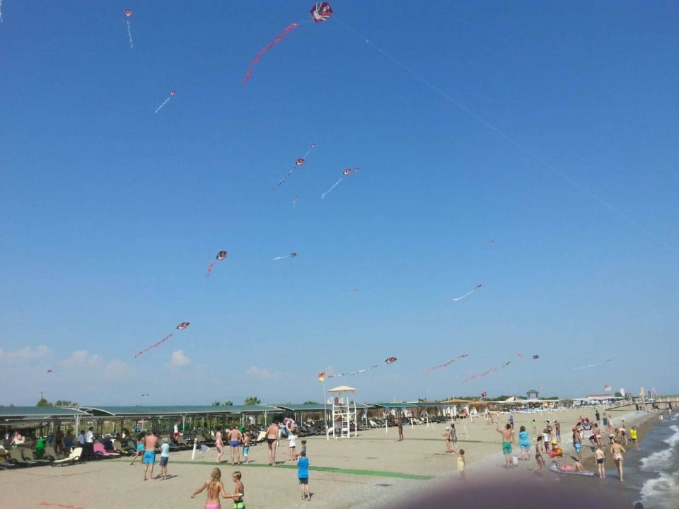 Drachen steigen lassen am Strand Belek Beach Resort Hotel