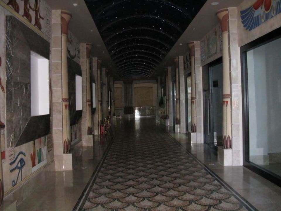 Центральный проход к лифтам Horus Paradise Luxury Resort & Club