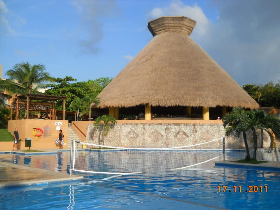 Pool mit Blick auf die Strandbar Viva Azteca by Wyndham - All Inclusive Resort