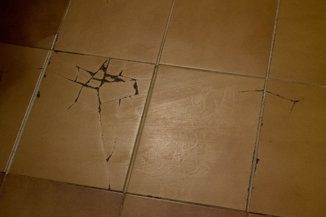 Dreckiger und Kaputter Boden Bei Juan Playa Blanca