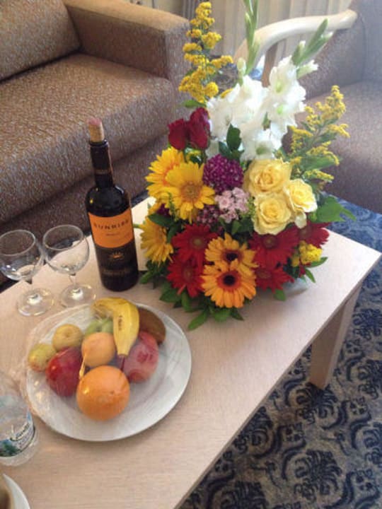 Цветы, фрукты, вино Starlight Resort Hotel