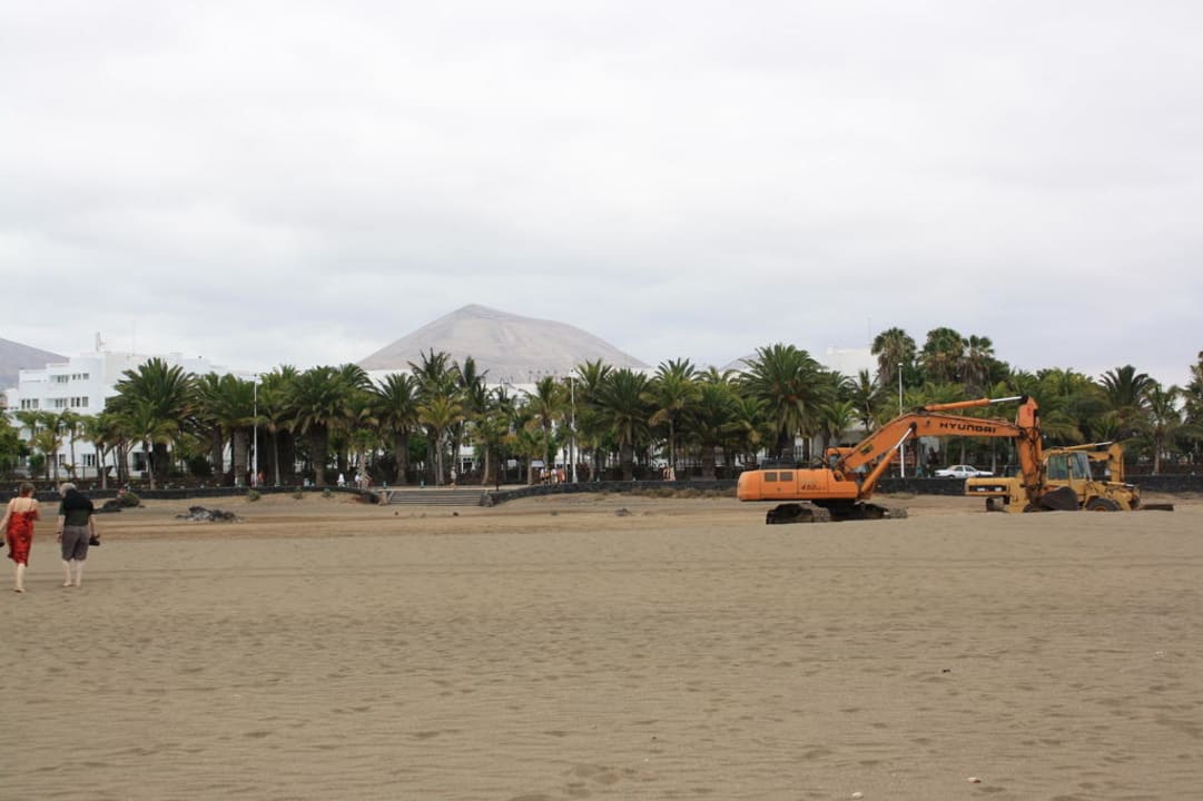 Blick vom Strand zum Hotel Hipotels La Geria