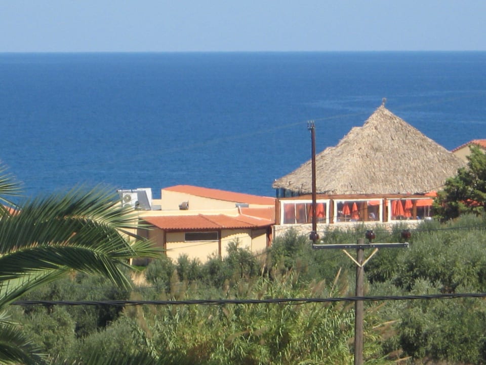 Widok z balkonu na okoliczne zabudowania Eleftheria Hotel