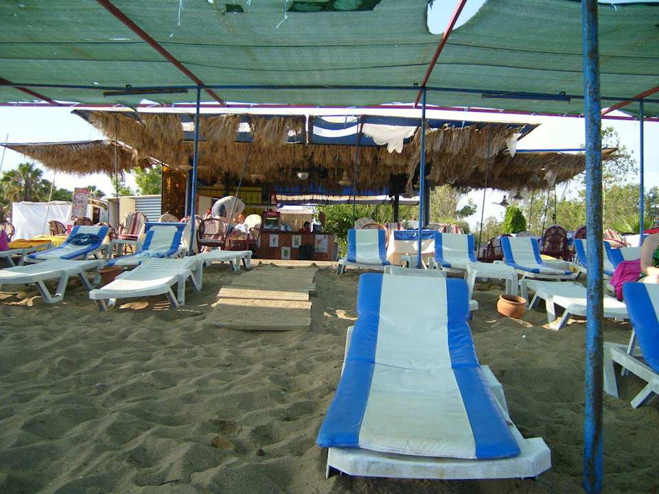 Die Liegen und die Strandbar Hotel Mari
