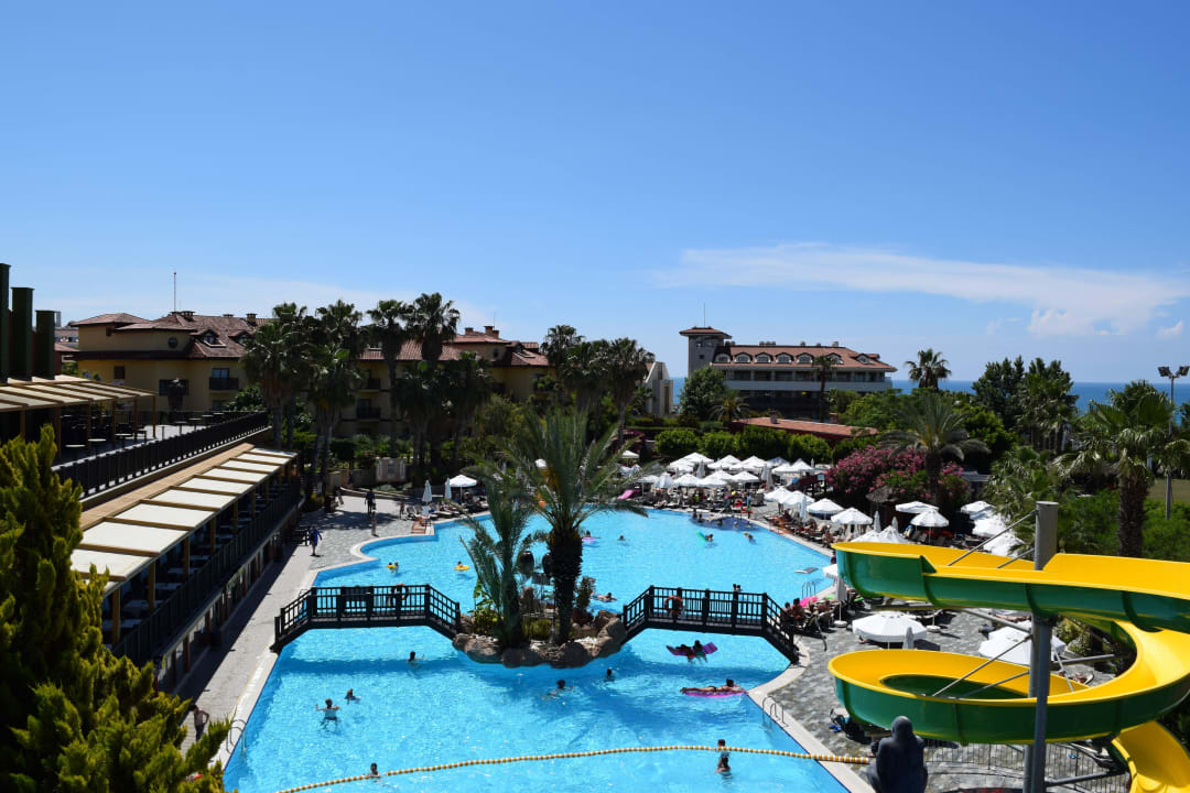 Poolblick vom Rutschenturm Alba Resort Hotel