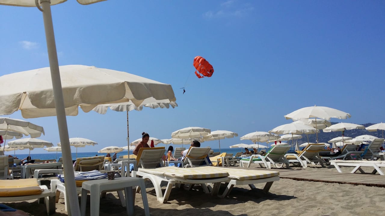 Liegestühle und Sonnenschirm am Hotelstrand Avena Resort & Spa