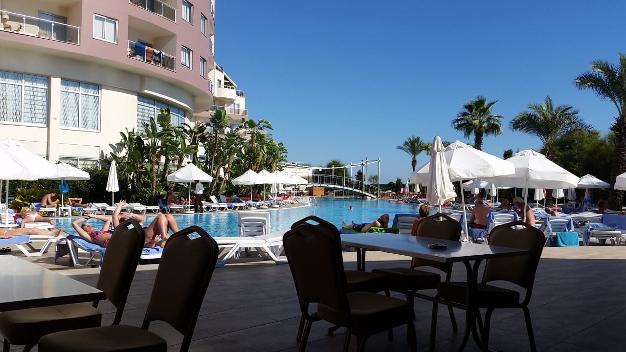 Blick von der Poolbar auf den Ruhepool Saturn Palace Resort Hotel