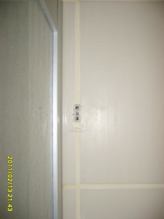 Fehlbohrungen neben der Dusche Falcon Hotel