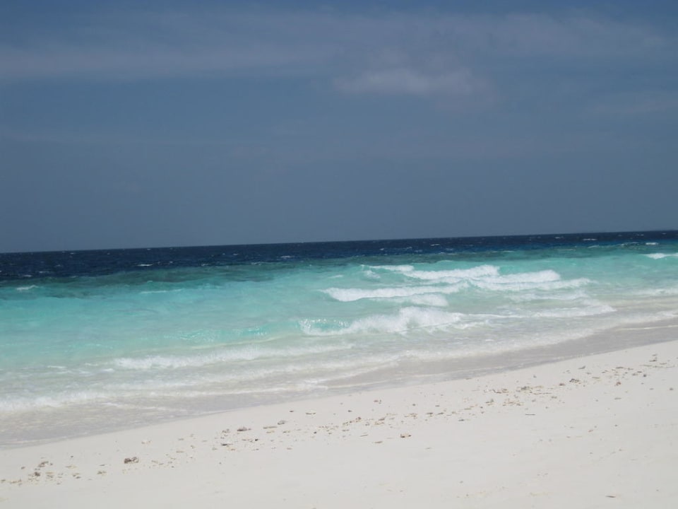 Weisser Strand und blaues Meer Fihalhohi Maldives