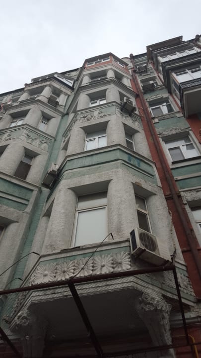 Apartmenthaus von der Straße ausgesehen Partner Guest House Saksahanskogo Street