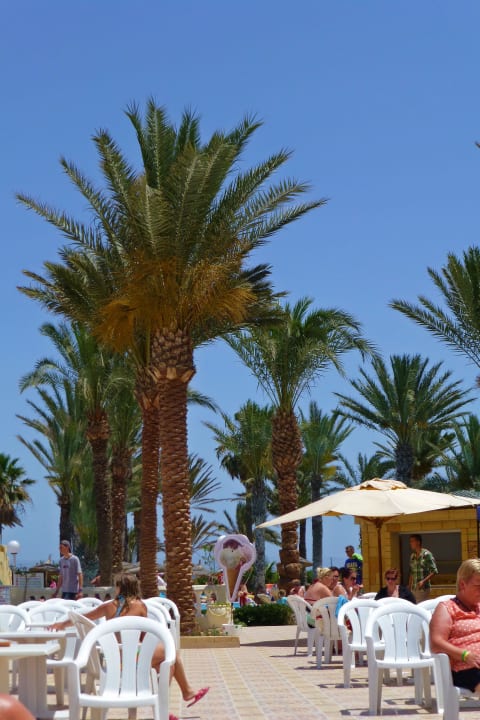 Stoliki przy barze Houda Golf & Beach Club